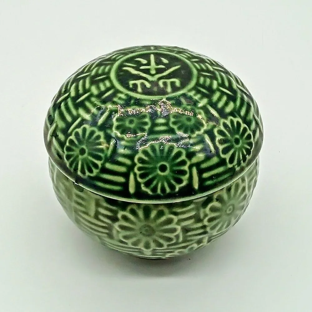 Green Embossed Ceramic Glazed Round Covered Bowl